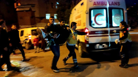 İşyerinde silahlı saldırıya uğrayan arkadaşını kucağında taşıdı