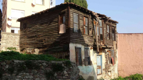 İzmit'in tarihe tanıklık eden evleri bakın ne hale geldi !