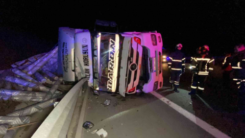 Bariyerlere çarpıp devrilen tır 70 metre sürüklendi