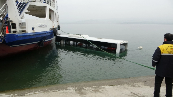 Yolcu otobüsü göle uçtu , can pazarı yaşandı