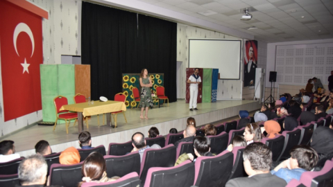 Çocuklar aileleriyle birlikte tiyatro keyfi yaşadı
