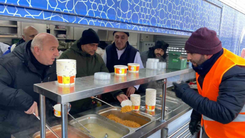 Belediye başkanları çadır kurup, aşevinde yemek dağıtıyor