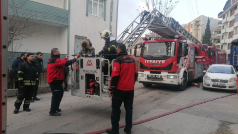 Yangında mahsur kalan özel birey itfaiye ekipleri tarafından kurtarıldı