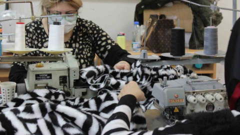 Dikiş makineleri depremzedeler için çalıştırılıyor