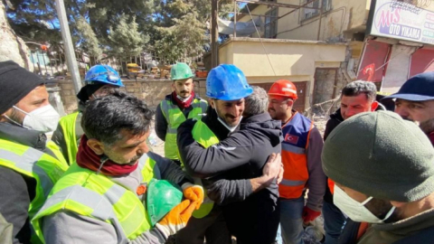 Depremden 248 saat sonra Aleyna'nın kurtarılmasına tanık olan Başkan Şayir, gözyaşlarına engel olamadı