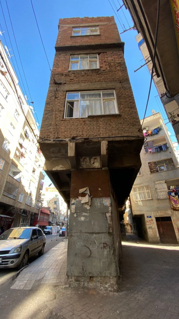 Kolonları olmayan bina depremlere rağmen ayakta