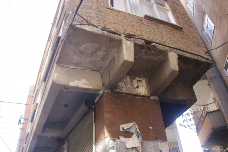 Kolonları olmayan bina depremlere rağmen ayakta