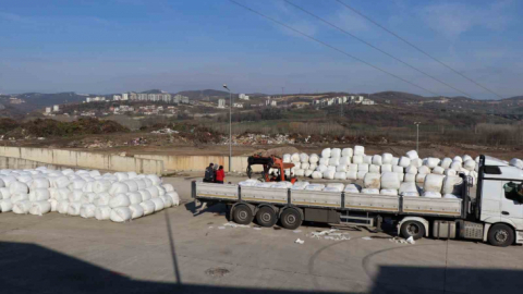 Deprem bölgesindeki çiftçiler için 3 tır dolusu hayven yemi desteği