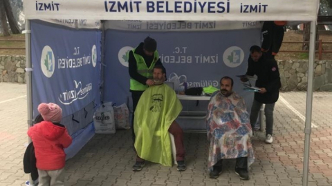 İzmitli kuaförler deprem bölgesinde hizmet veriyor