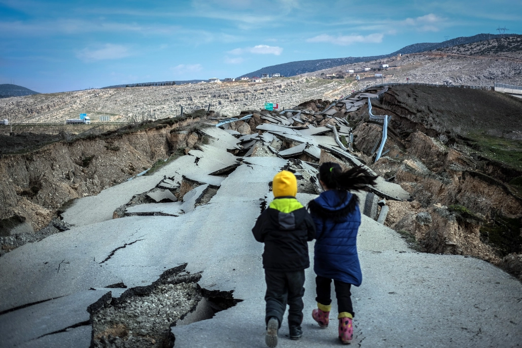 Kahramanmaraş Pazarcık'ta depremde yarılan yol havadan görüntülendi