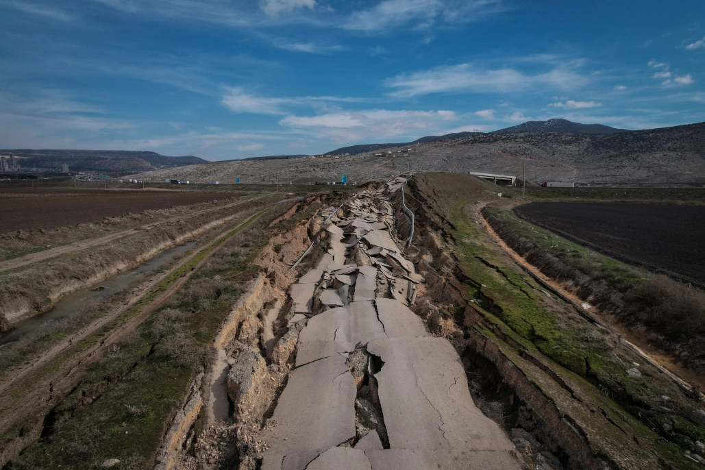 Kahramanmaraş Pazarcık'ta depremde yarılan yol havadan görüntülendi
