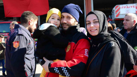 1 gün boyunca enkazda kalmıştı, bu kez 82 cana umut olan ekibin parçası oldu