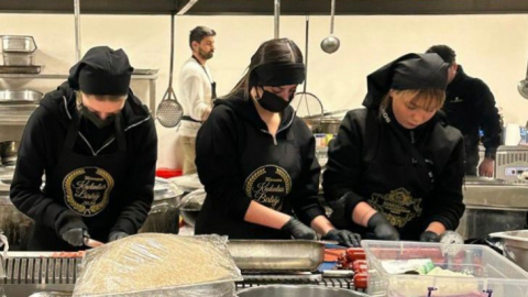 Depremzede çocuklara anne şefkati