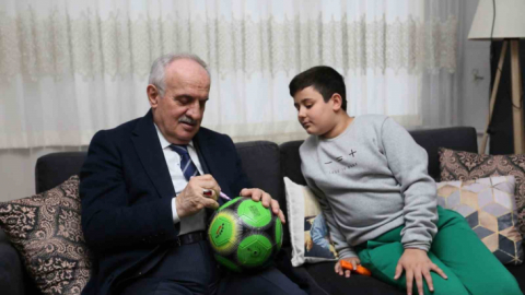 Başkan Aygün, depremzede çocuklara oyuncak hediye etti