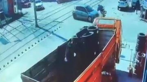 İzmit'te motosiklet otomobil ile çarpıştı, o anlar kamerada