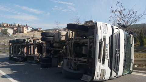 Tır viraja hızlı girince devrildi, sürücüsü yaralandı