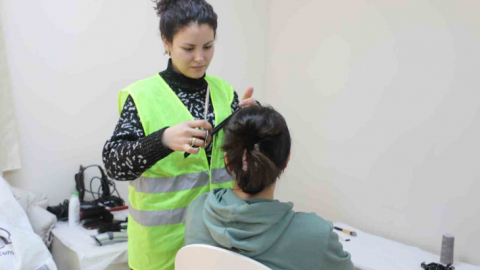 Depremzede kadınlar, kuaförlük hizmetiyle moral buldu