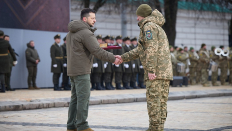 Zelenskiy’den savaşın yıl dönümünde askerlere devlet nişanı