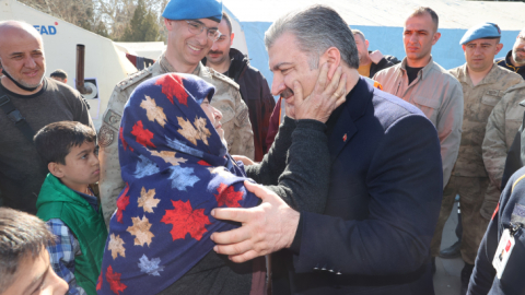 Depremzede yaşlı kadın Bakan Koca'nın boynuna sarılıp teşekkür etti