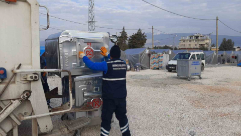 Derince Belediyesi afet bölgesinde çalışmalarını sürdürüyor