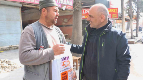 Depremzede genç yeni test kitaplarına kavuştu