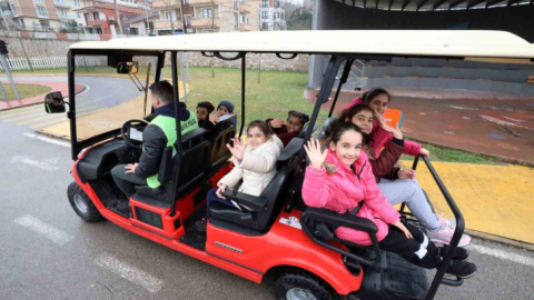 Depremzede çocuklara eğlenceli trafik eğitimi