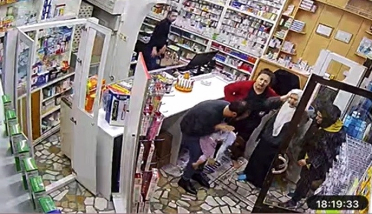 Eczacıdan hayat kurtaran Heimlick manevrası