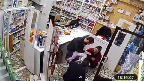 Eczacıdan hayat kurtaran Heimlick manevrası