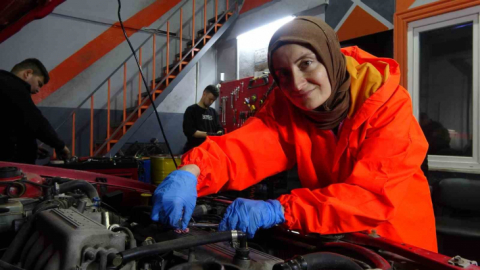 Hem anne hem patron. Hemcinsleri çiçek, o balata istiyor