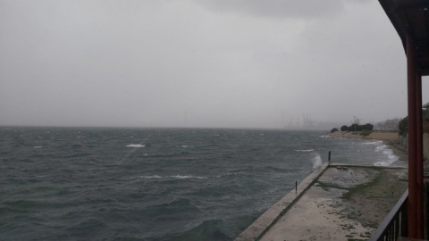 Kocaeli'de şiddetli lodos pazar yerini dağıttı