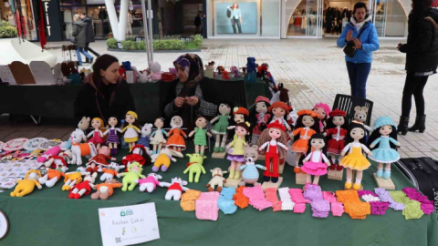 Depremzedeler için stant açtılar
