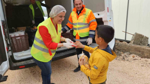 İzmit Belediyesi Pazarcık'ta yaraları sarmak için çalışıyor