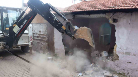 1999 depreminden kalan ağır hasarlı binalar yıkılıyor