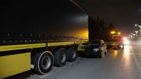 Otomobil tıra arkadan çarptı: 1'i çocuk 2 yaralı