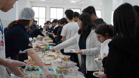 Veliler el emekleriyle yaptı, öğrenciler depremzedeler için satıyor