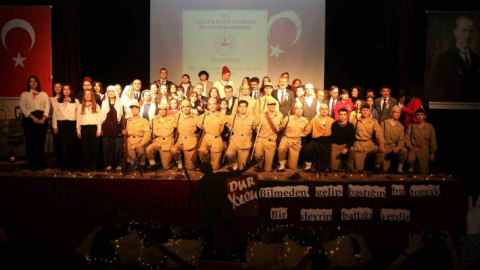 Çanakkale Zaferi'nin tiyatro oyunu dakikalarca ayakta alkışlandı