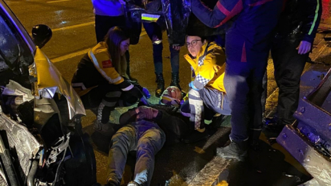 Kocaeli'de kontrolden çıkan otomobil demir bariyerlere çarptı: 3 yaralı