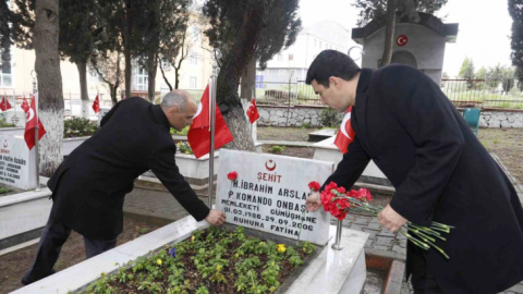 Körfez'de şehit mezarlarına karanfil bırakıldı