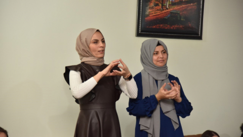 Kartepeli çocuklar işaret diliyle tanıştı