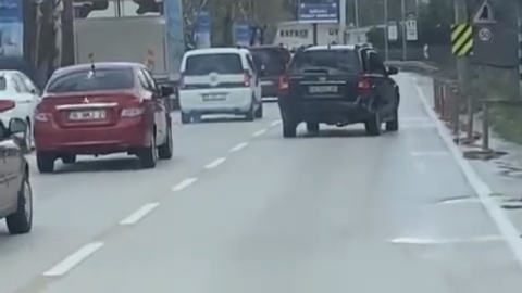Trafikte inanılmaz görüntü ! Bakan bir daha baktı