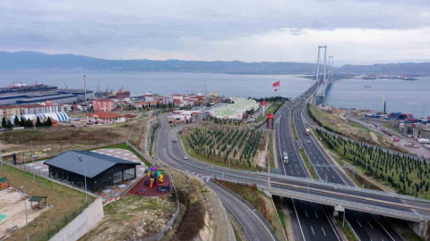 Köprü manzaralı seyir terası
