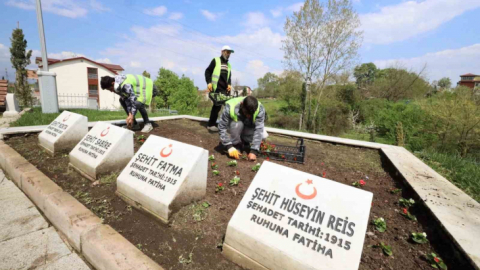 Mezarlıklar ve şehitlikler bayrama hazır