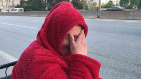 Akülü tekerlekli sandalyesiyle yolda kalan kadının sözleri yürek dağladı