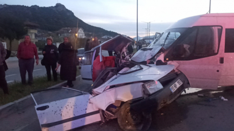 Minibüsün çarptığı otomobil ortadan ikiye bölündü: 1 ölü, 3 yaralı