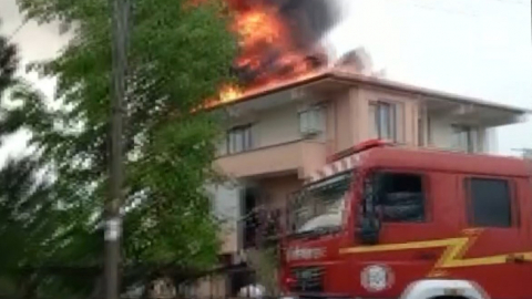 İki katlı apartmanın çatısı alev alev yandı