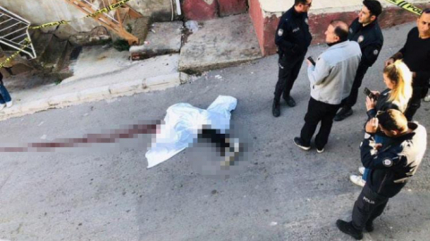 Karısını çocuğunun gözü önünde sokak ortasında öldürdü