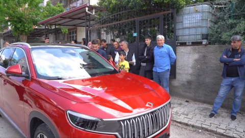 İlk şanslılara Togg'ları tırla evlerine kadar götürülüp teslim edildi