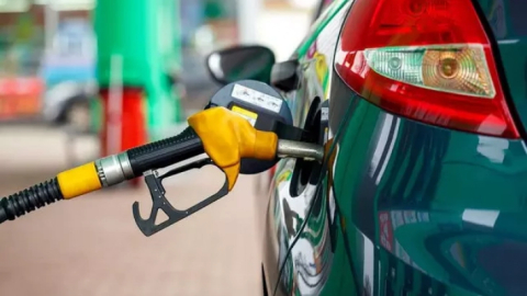 Benzin ve motorine bu  geceden itibaren yeni   indirim geliyor