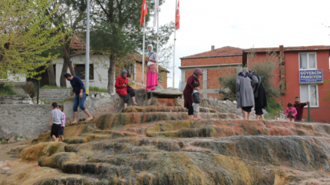 Şifalı kırmızı suya turist akını
