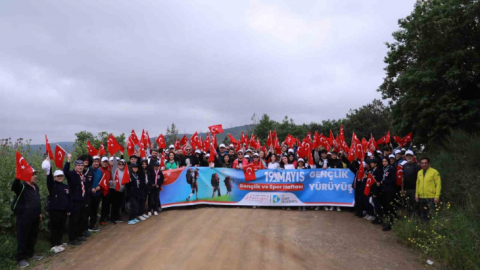İzmitliler 'Gençlik Yürüyüşü' ile bir kez daha bayram kutladı